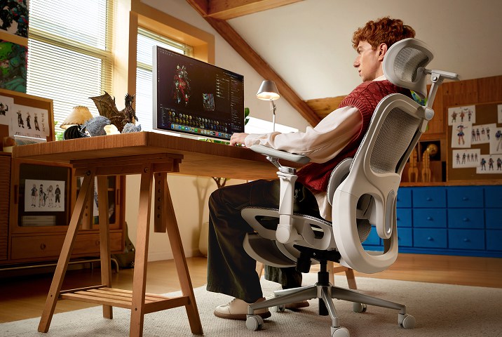 editor stting in hbada ergonomic office chair with focus 