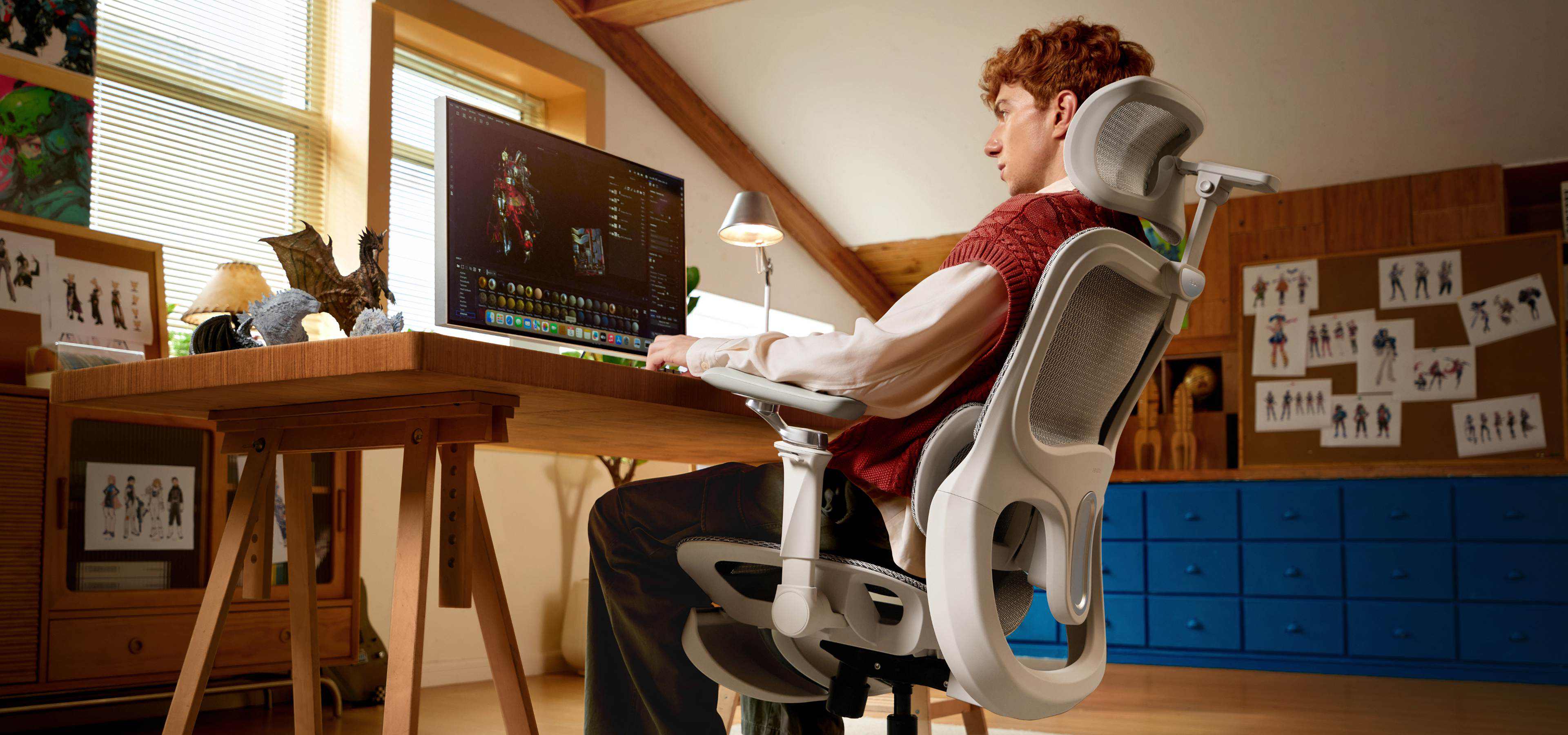 editor stting in hbada ergonomic chair with focus 
