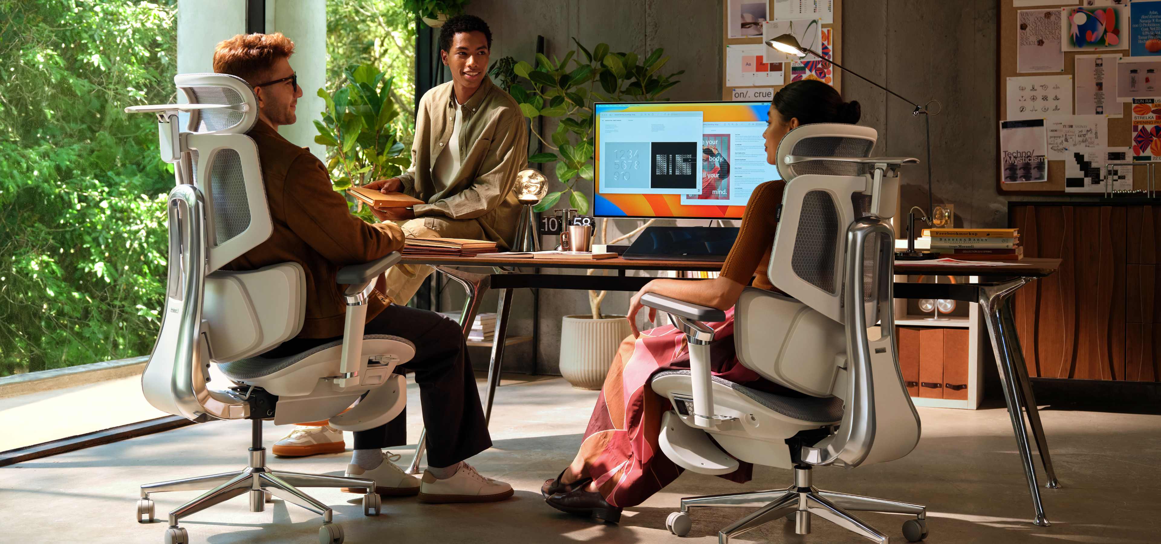 team menbers stting in hbada ergonomic office chair discuss